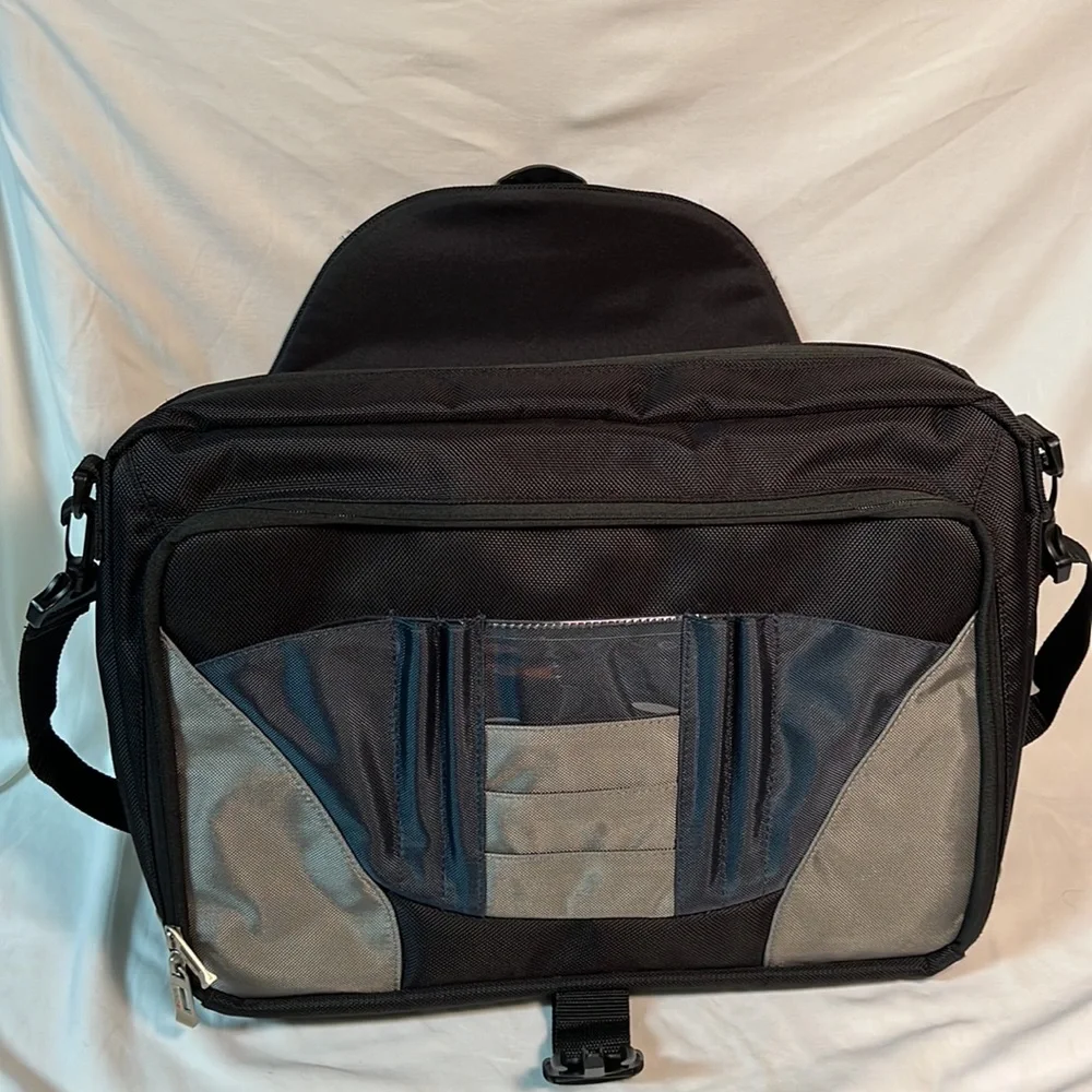 Solo Active 17 Inch Laptop Messenger Bag, Grey/Black